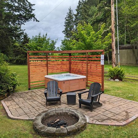 Fox Paws Luxury Cabin - Hot Tub, Fire Pit & Pines! Hansville 外观 照片