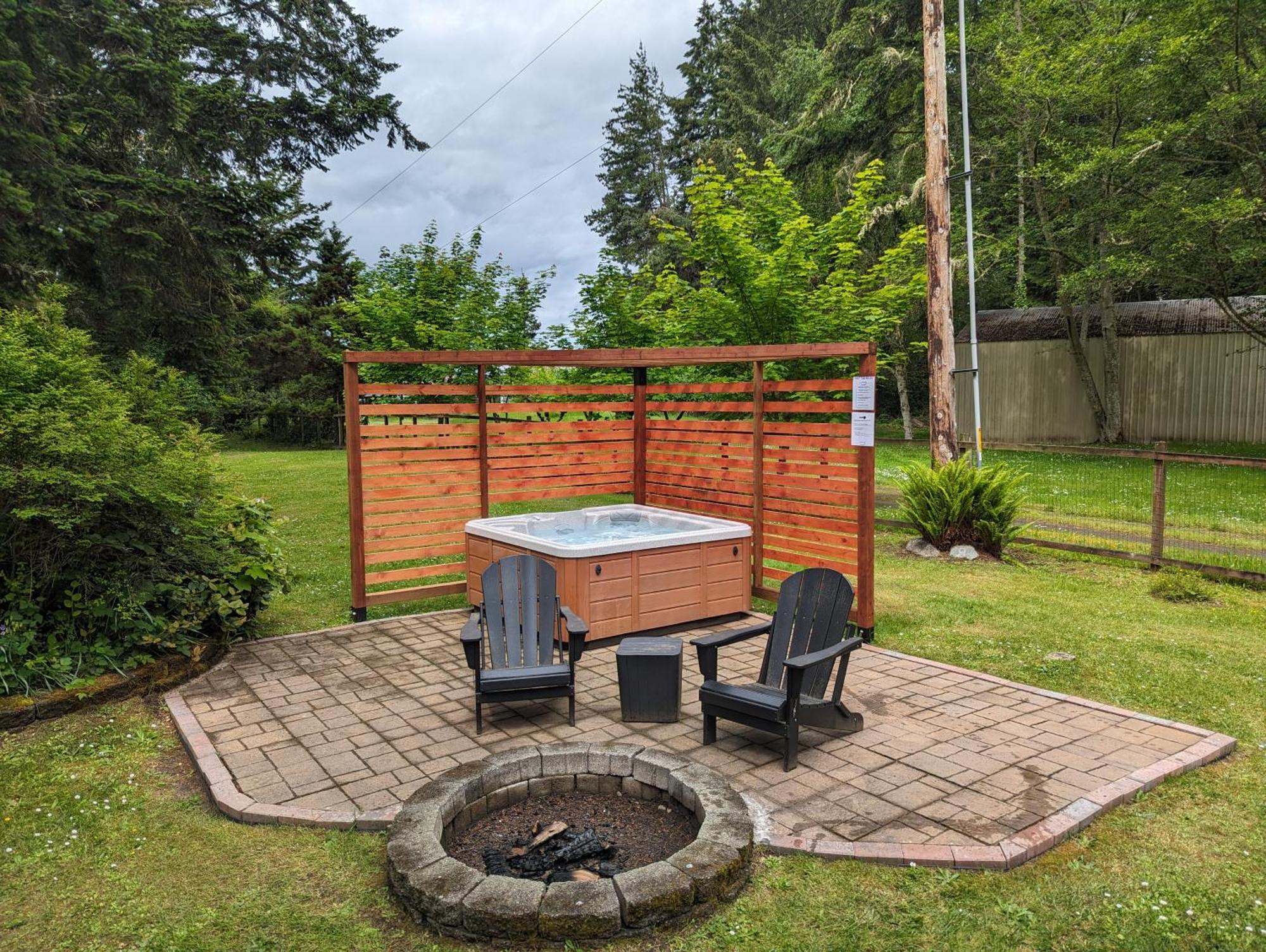 Fox Paws Luxury Cabin - Hot Tub, Fire Pit & Pines! Hansville 外观 照片